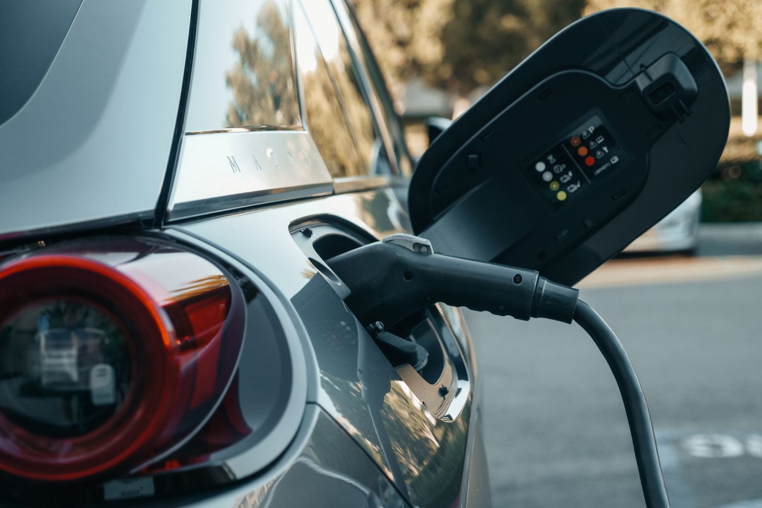 Tethered vs Untethered EV Chargers: Which Is Best for Your Home?